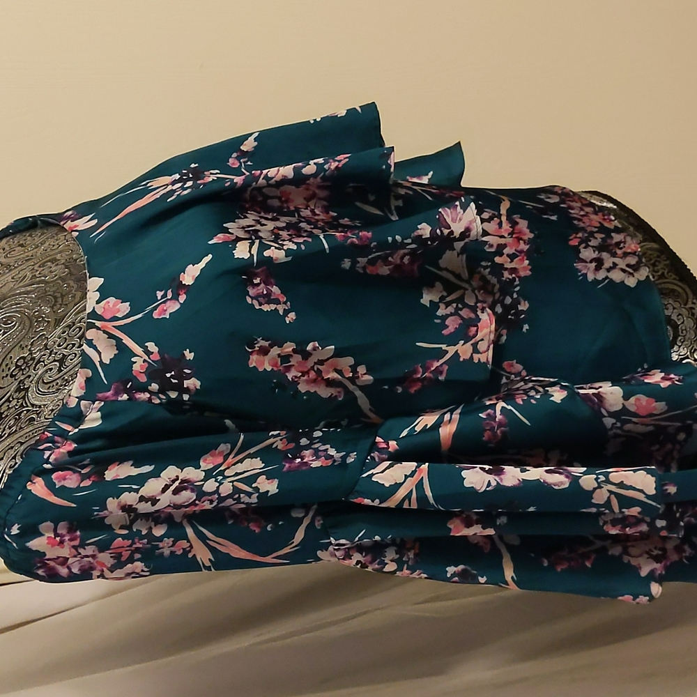 ✨5/$25✨ NWOT Devlin floral bell sleeve top - Picture 5 of 11